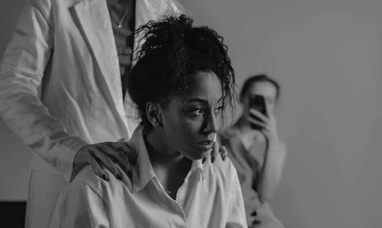 Pod złotym światłem popołudnia – historia Magdy, która musiała zacząć od zera