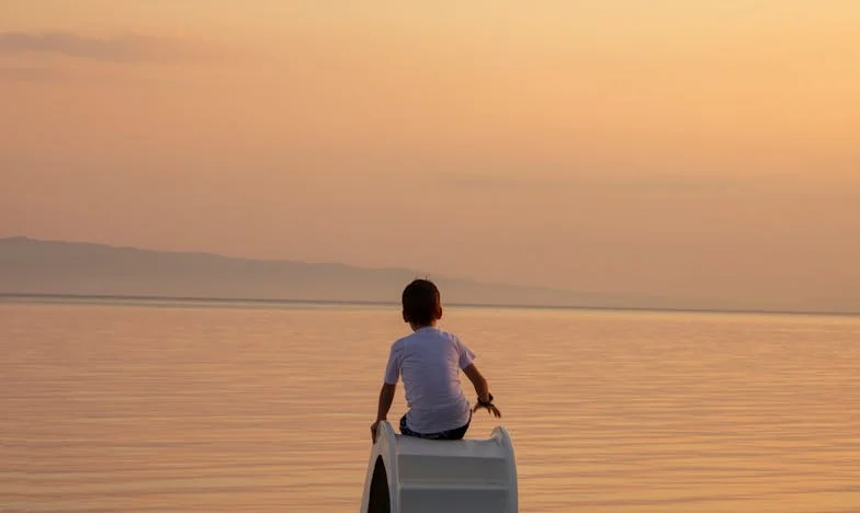 „Proszę, tu jest dwadzieścia dolarów… może pani być moją mamą tylko dzisiaj?” — powiedział syn milionera do skromnej kobiety pod Złotymi Tarasami