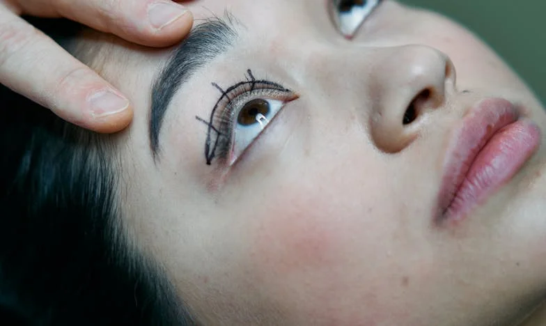 Usłyszałam, jak moja pięcioletnia córka szepcze do misia: „Tata powiedział, że nigdy się nie dowiesz” — a potem otworzyłam jego laptop i mój świat pękł