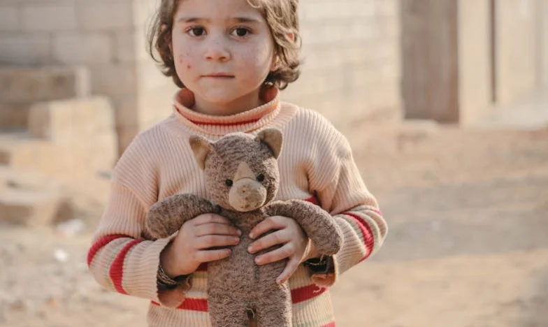 Wyrzucony jak śmieć z luksusowego apartamentowca… a potem znalazłam na podłodze coś, co zmieniło całe moje życie. Czy można wybaczyć rodzinie po dwudziestu latach kłamstw?