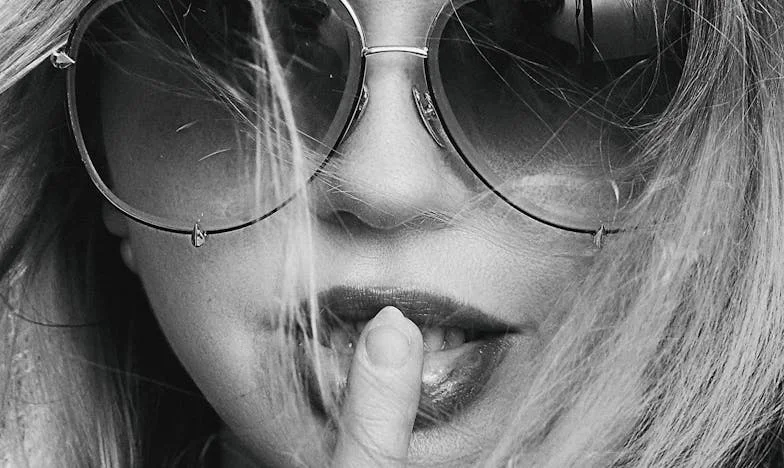 Zielona gumka, paragon i sernik – historia jednej zdrady