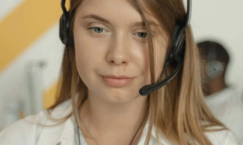 Kelnerka traci pracę po pomocy nieznajomemu – a następnego dnia jej życie wywraca się do góry nogami