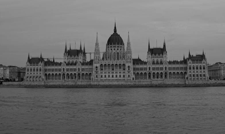 Kobieta, której nie było: Moje życie w cieniu cudzych spojrzeń