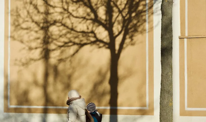 Mam 69 lat. Mój syn co miesiąc przesyła mi pieniądze, ale nigdy nic nie dostaję — tajemnica z kamer bankowych rozbiła naszą rodzinę…