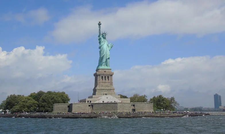 Między dwoma domami: Opowieść o zaufaniu, pieniądzach i rodzinie