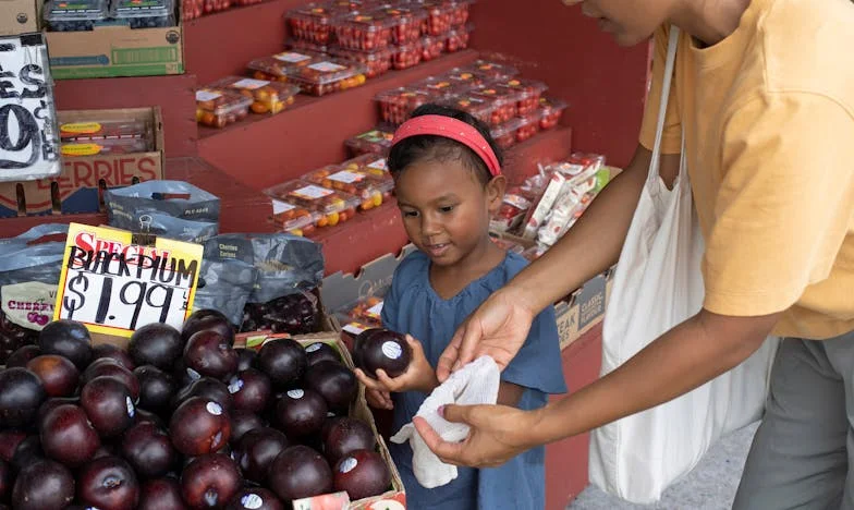 Milioner wraca do domu o północy — i zastaje sprzątaczkę śpiącą z jego bliźniakami