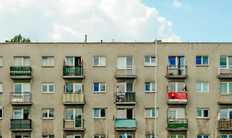 Nieznajomi za drzwiami: Historia jednej nocy w Warszawie