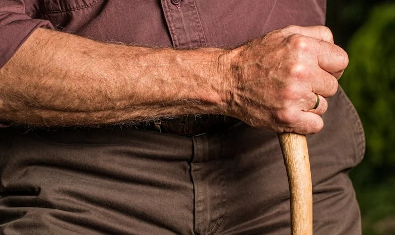 Siedemdziesiątka w Samotności: Jak Straciłam Syna Marka