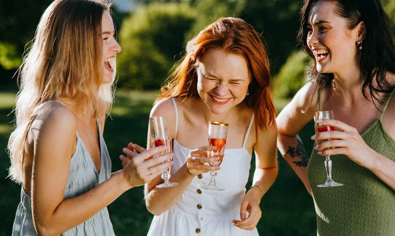 Zabroniłam teściowej wejść do naszego mieszkania. I wtedy mój mąż stanął w drzwiach jak obcy.