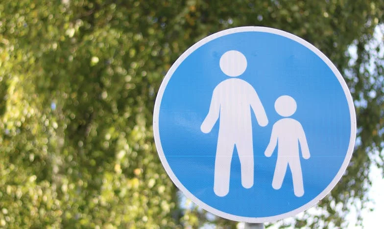 „Kasia, już urodziłaś? No pokaż nam dziecko!” – Opowieść o granicach i ciekawości w warszawskim bloku