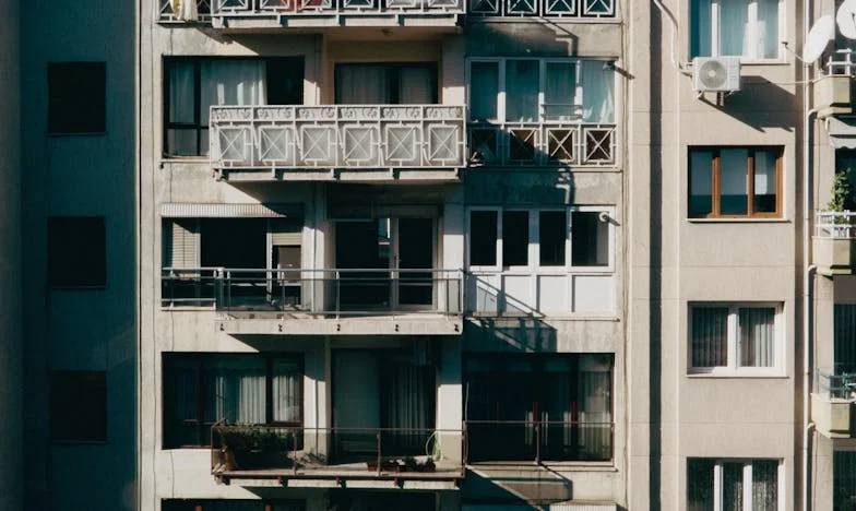 Nasza dom, ale nie nasz: Opowieść o rodzinie, domu i zdradzie