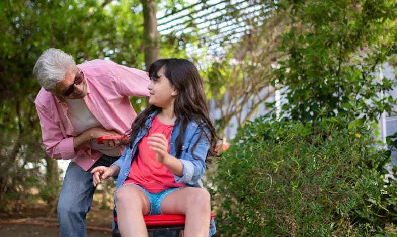 „Pięć lat temu pożyczyliśmy teściom dużą sumę. ‘Darujmy im dług’ – mówi mój mąż. Ale moja mama uważa, że powinniśmy im przypomnieć…”