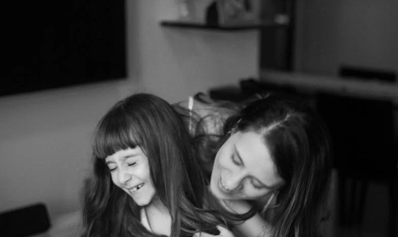 Pod cieniem rozliczeń – Opowieść o polskiej rodzinie na granicy między pieniędzmi a miłością