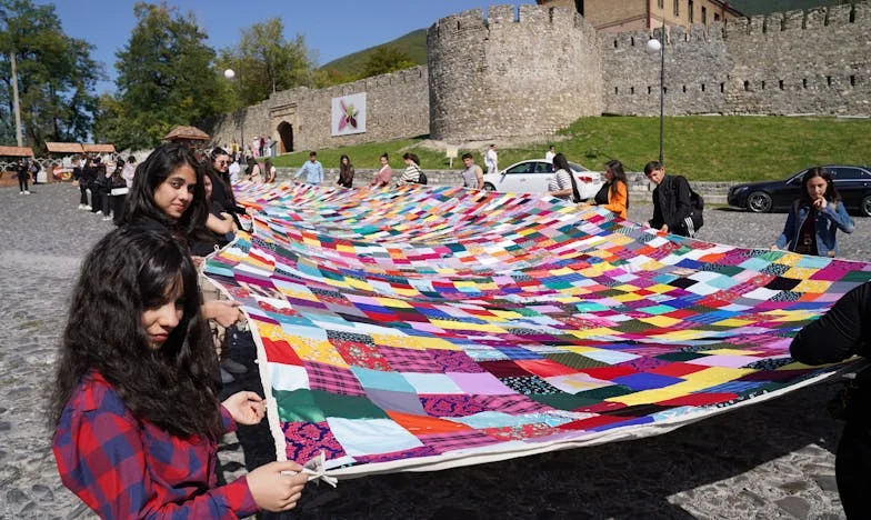 Rozbite Szkło: Rodzina na Krawędzi przez Uzależnienie Ojca