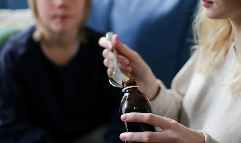 Między mną a teściową: Gdy mój mąż wybrał swoją matkę zamiast mnie – dramatyczna spowiedź Eszter