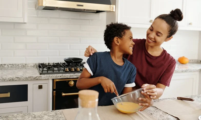 Egyedül a menyemmel: Amikor a család összetartása próbára kerül