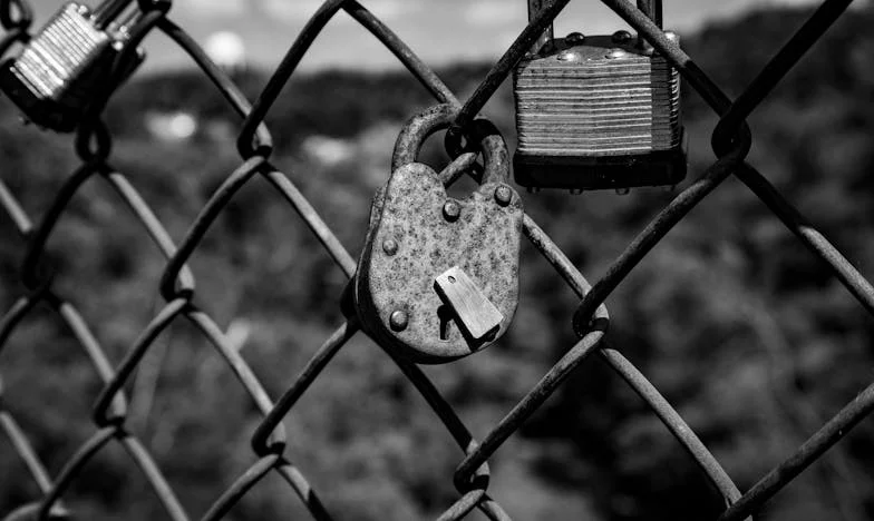 A szomszédok árnyékában: Egy házasság határán