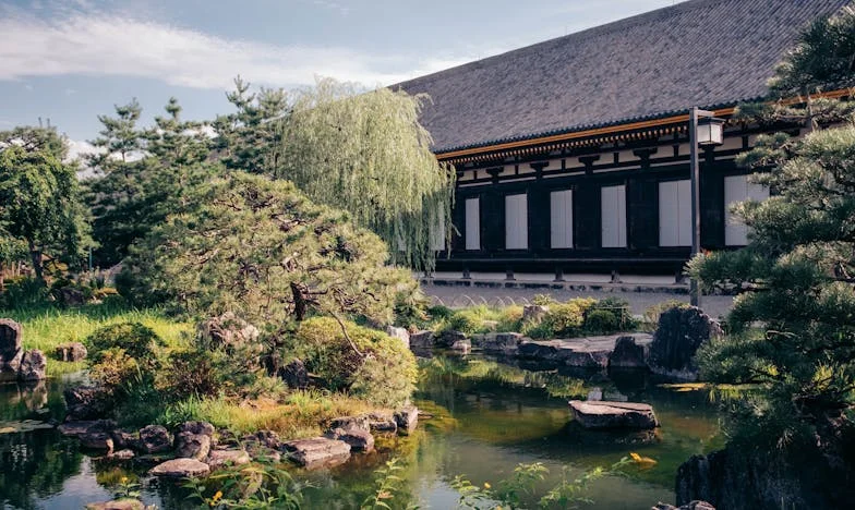 Az irigység árnyékában: Egy magyar irodai dráma