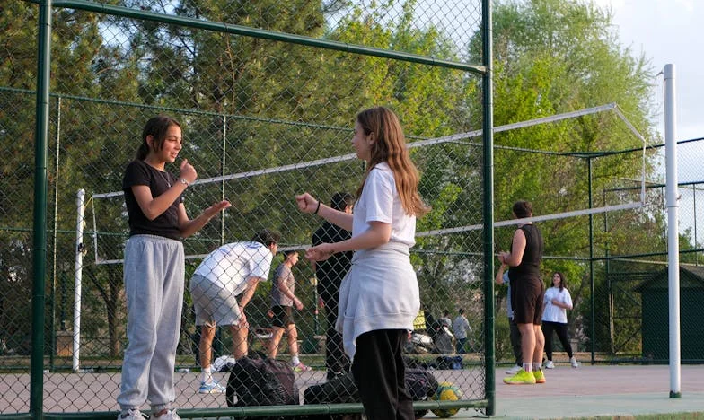 „Kata, gyere át egy kávéra!” – Amikor az exanyósom újra felbukkant az életemben, minden megváltozott