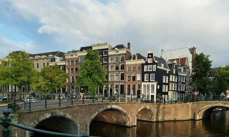 "Nem vagyok többé csak egy "melléklet" – Egy magyar lány útja a láthatatlanságból a szeretetig"