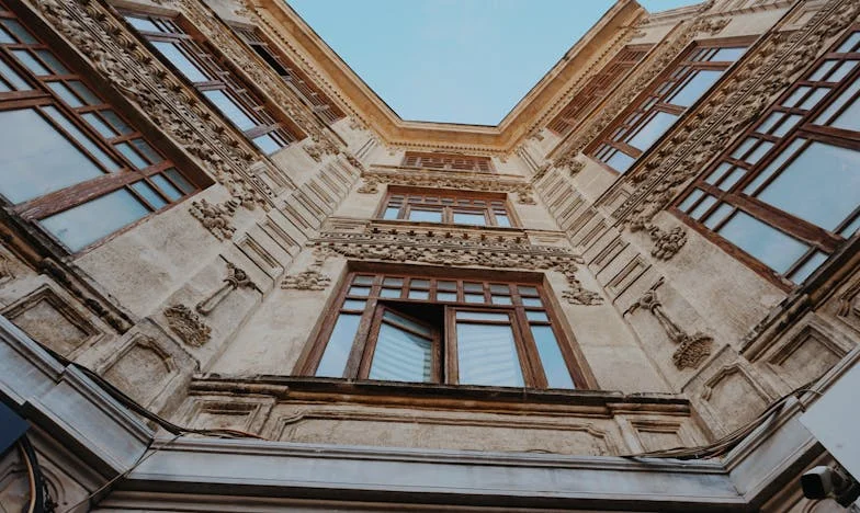 Szomszédok, titkok és a nagymamám: Egy budapesti panelházban zajló küzdelem