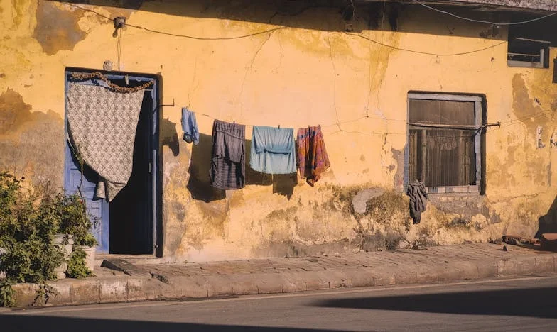 Attól a naptól, amikor leesett a kanál – Egy magyar özvegyasszony újrakezdése a csendben
