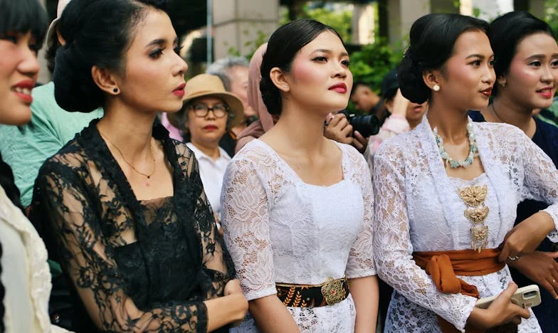 „Nem engedem, hogy szégyen legyen az esküvőmön!” – kiabálta a lányom, amikor könyörögtem, hogy hívja meg a nagymamát