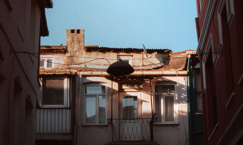 Szeretet és Hűség Között: Egy Széthulló Magyar Család Története