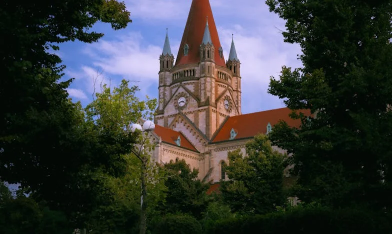 Árulás a kerítésen túl: Egy bizalom elvesztésének története egy magyar faluban