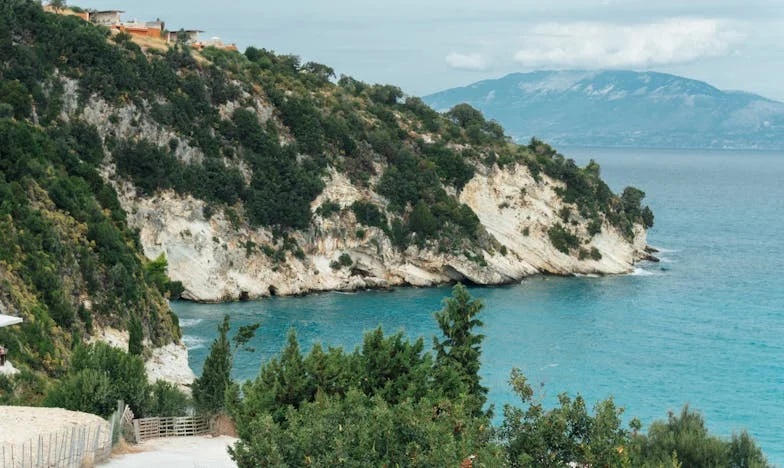 A novemberi kabát titka – Egy házasság határán