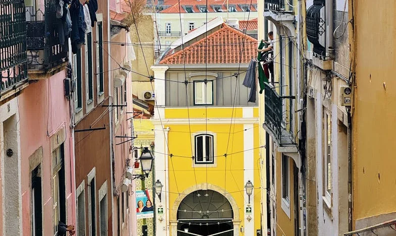 „Nem vagyunk a ti bábjaitok!” – Egy magyar meny története anyósa árnyékában