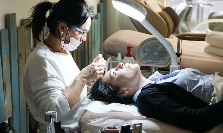 Amikor a lányom csak a pénz miatt keres: Egy anya elveszett kapcsolata