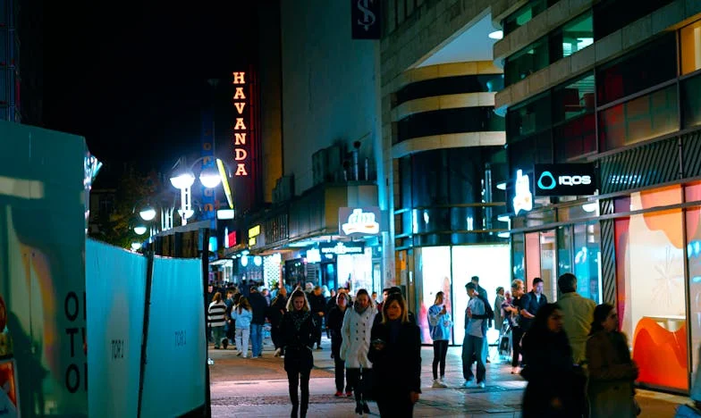 Anyósom Árnyékában: Egy Élet a Saját Otthonomban Idegenként