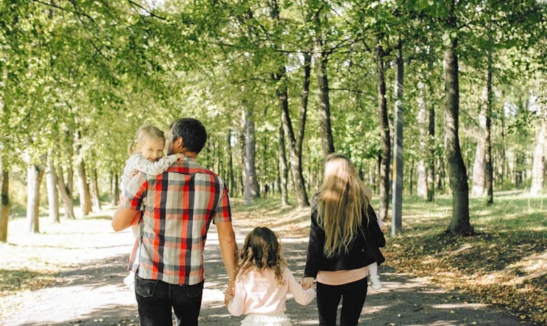 „A férjem megütött, mert nem akartam együtt élni az anyósommal” – Egy magyar nő vallomása a családon belüli erőszakról és a hallgatásról