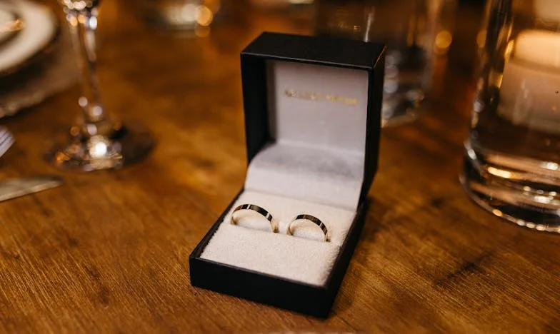 „Apa, az a pincérnő pont úgy néz ki, mint anya!” – Egy magyar család titkai a veszteség árnyékában