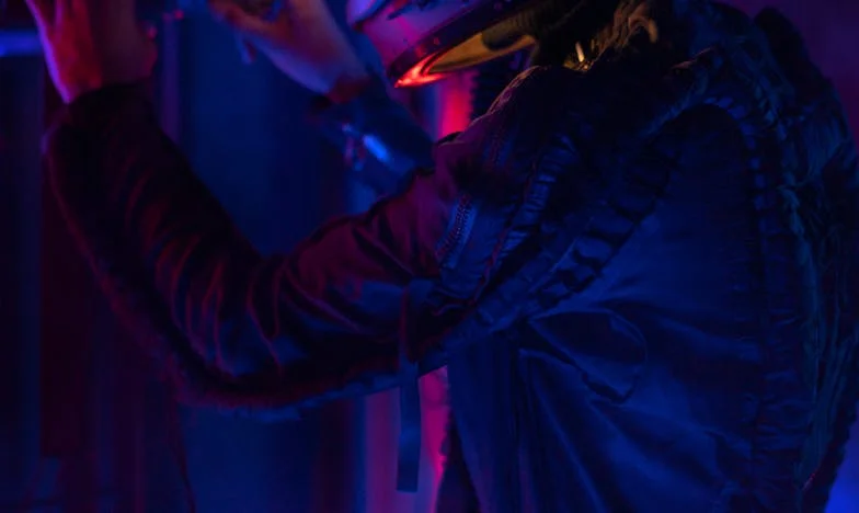 Egy kislány sírva fut a rendőrhöz: „Kérem, jöjjön velem haza!” – Amit ott találtak, mindenkit könnyekig meghatott