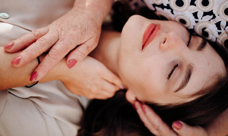 „Fizess a húgod esküvőjéért, hiszen neked van pénzed!” – Egy magyar családi dráma belülről