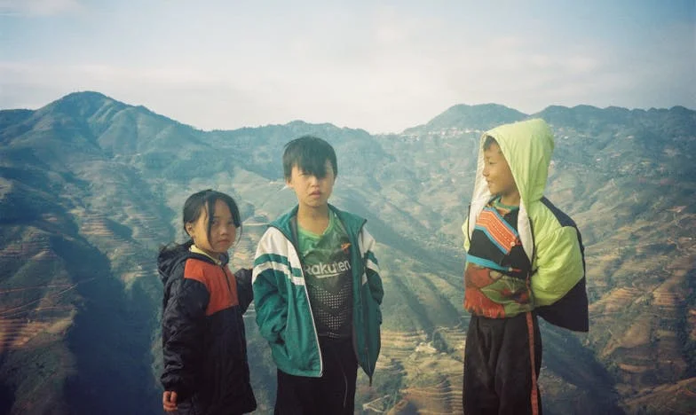 Karácsony este anyám kidobott engem és a fiamat – de nagymamám érkezése mindent megváltoztatott