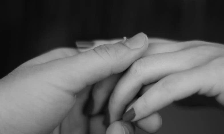 Mi történt, amikor a húgom parfümöt fújt a fiam szemébe – és a családom csak nevetett