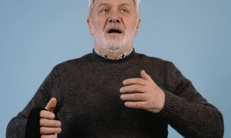 A csend szilánkja: A milliomos, a dadus és a titok a kötött sapka alatt