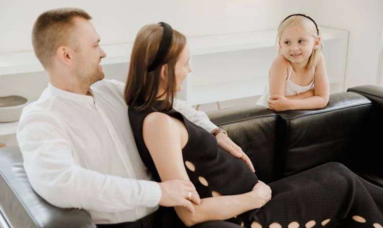 Becsuktam a szemem a férjem hűtlenségére – egészen addig a napig, amíg az utcán össze nem estem, és megláttam, ki áll igazán mellettem