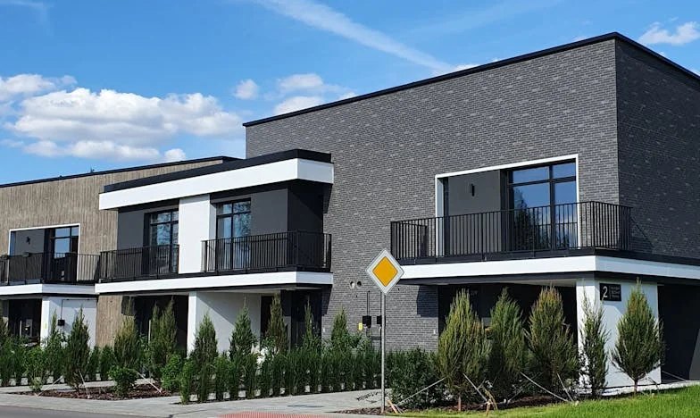 Kizártak és megaláztak, mert segítettem egy ismeretlennek – de nem tudtam, hogy ő a leggazdagabb magyar felesége