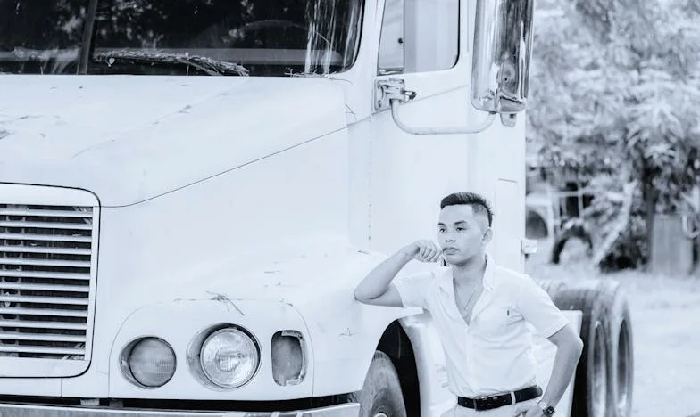 Een klein dakloos meisje vroeg: 'Mag ik jouw restjes opeten?' – Het antwoord van een miljonair veranderde alles