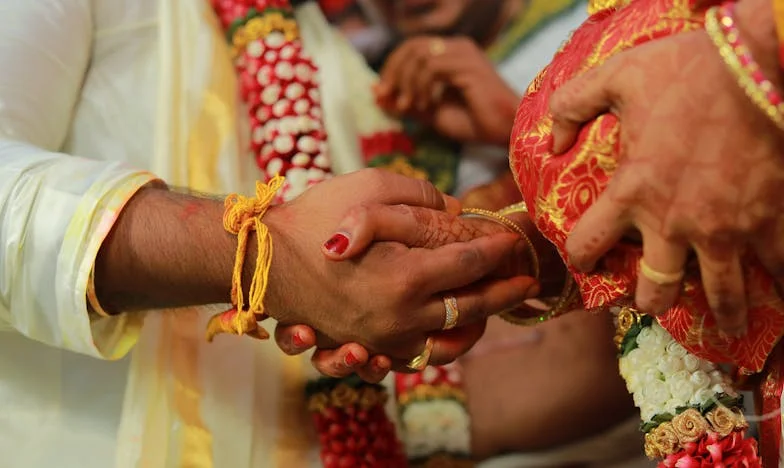 Een paar weken na onze bruiloft hoorde ik mijn man en zijn moeder praten – wat ik hoorde, liet mijn bloed stollen