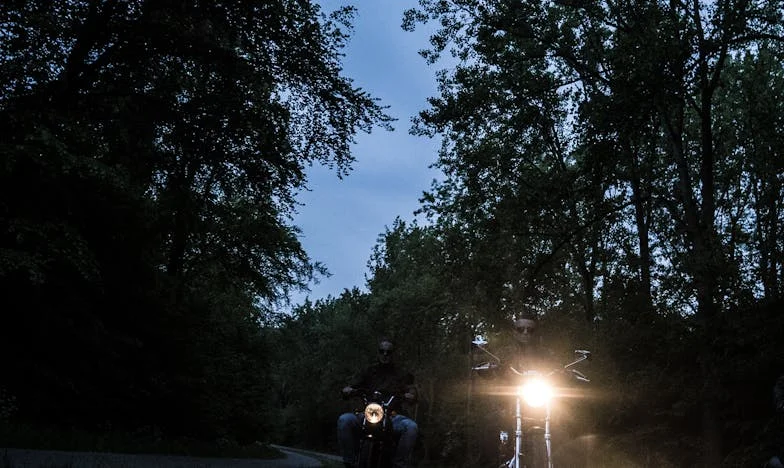 Motorrijders blokkeren de kerk op de bruiloft van mijn dochter – het geheim van een vader