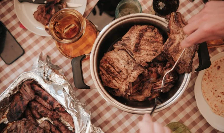 Net op de kraamafdeling, met mijn zoon in mijn armen, duwt mijn schoonmoeder me de scheidingspapieren toe — niemand weet dat ik stiekem miljardair ben