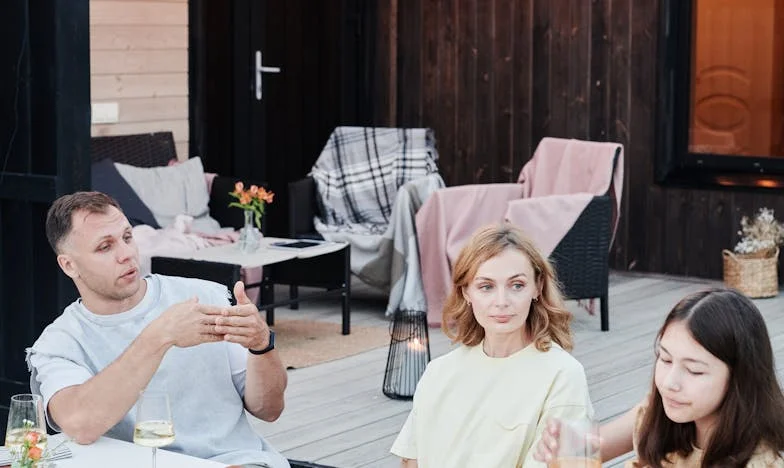 Tijdens het familiediner hoorde ik gelach uit de keuken – wat ik daar zag, veranderde alles