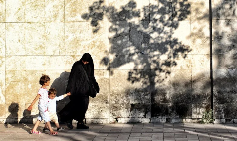 Iedereen was bang voor de verloofde van de maffiabaas. Totdat ik als nieuwe kamermeisje haar recht in de ogen keek en glimlachte.