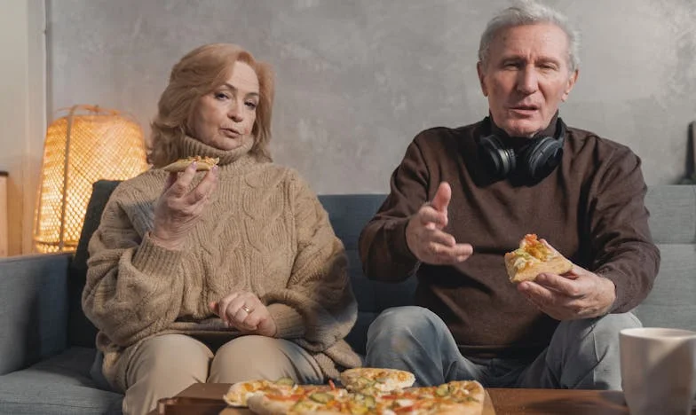 Enkele weken na ons huwelijk hoorde ik mijn man met zijn moeder praten — wat ik hoorde, deed mijn bloed stollen