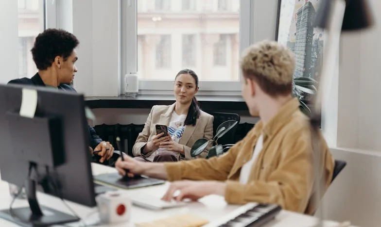 Mijn broer praat niet meer met mij sinds mama en papa mij een auto kochten